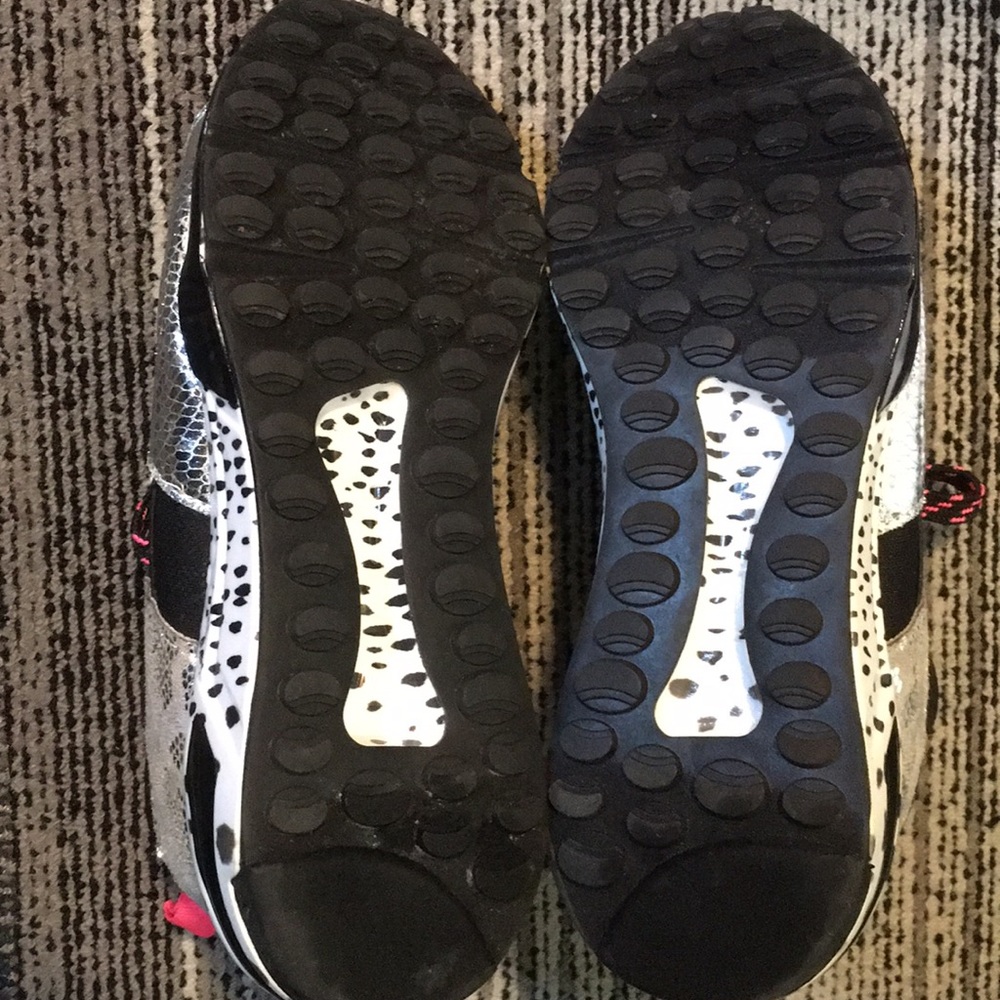 Steve Madden black cliff shoes.